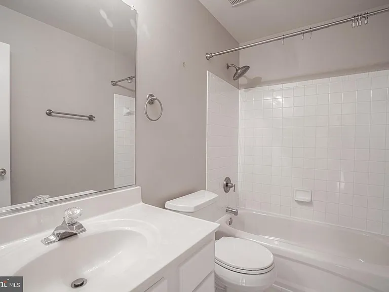437 Clayton Ln — Photo 21