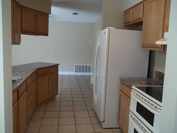 3rd image of 875 Cynthia Dr