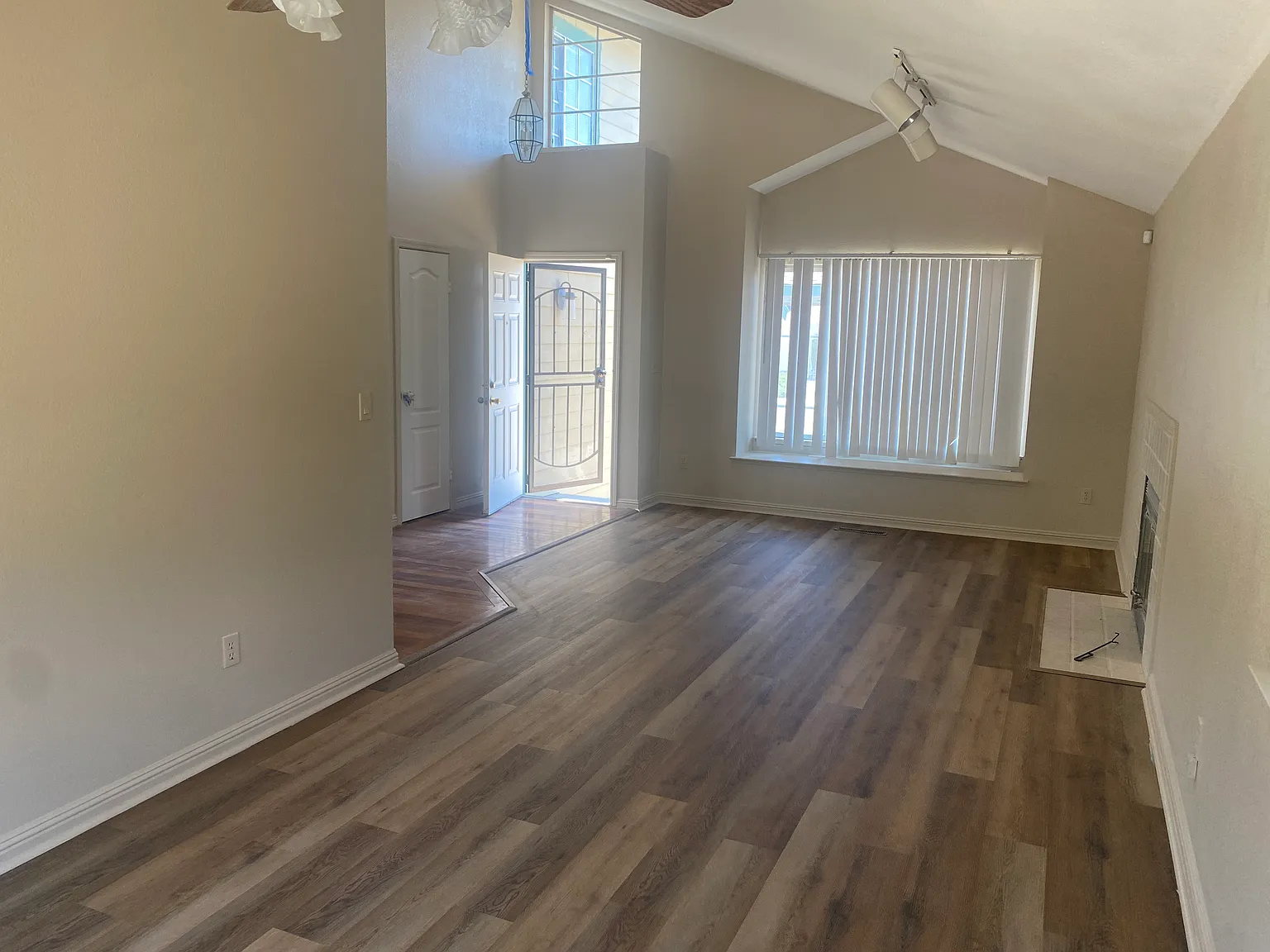 6 bed, 2100 sqft, $3,700 — Photo 3