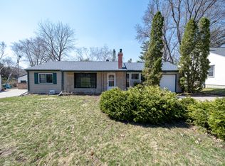 2737 Oxford St N, Roseville, MN 55113