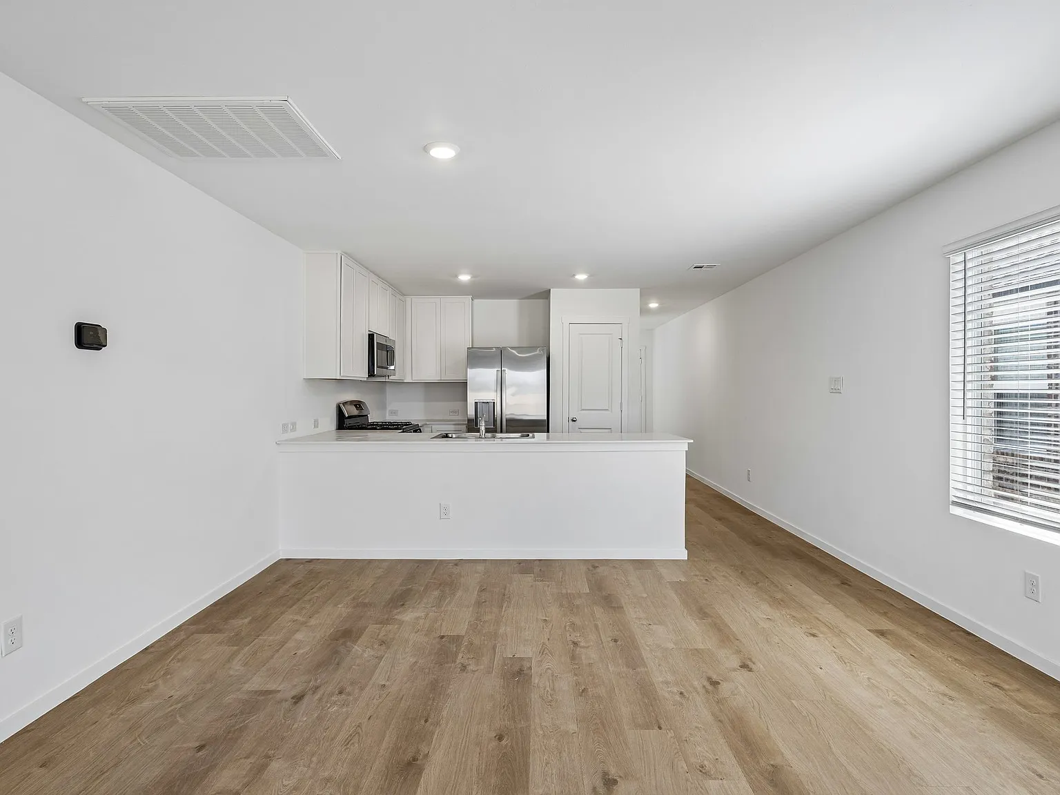 3 bed, 1402 sqft, $1,849 — Photo 4