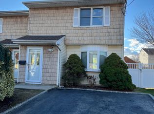 810-812 N Kings Ave, Lindenhurst, NY 11757