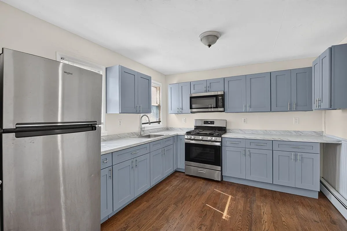 4 bed, 3.0 bath, 4877 sqft, $2,800 — Photo 2