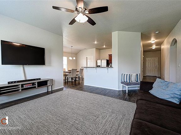 3rd image of 812 NW Evans Cir