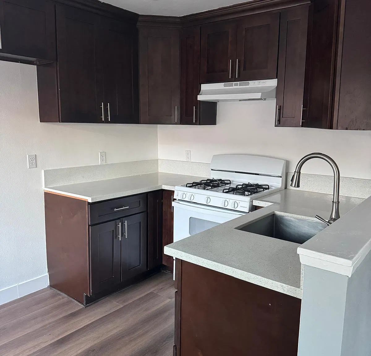 2 bed, 950 sqft, $2,100 — Photo 1