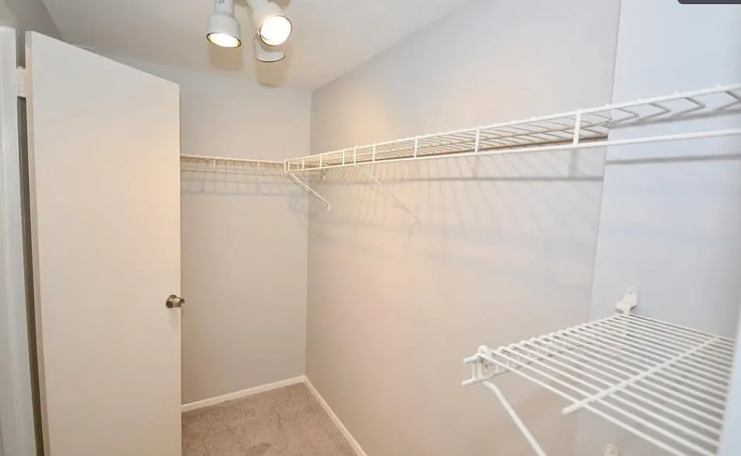Studio, 384 sqft, $1,589 — Photo 3