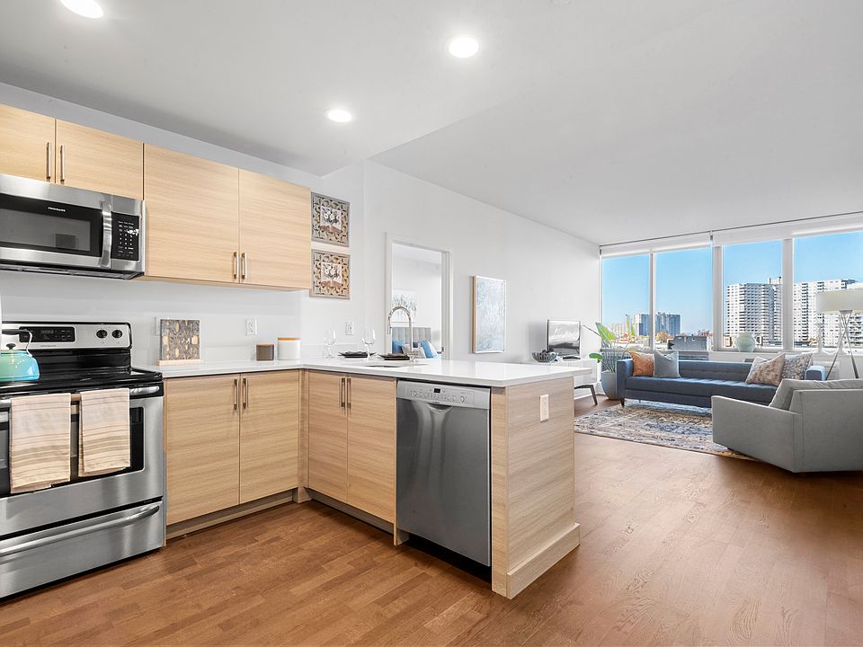 1st image of 2032 1/2 Hudson St #527