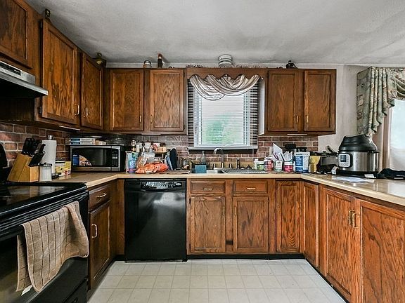 5th image of 65 Holmes Ave