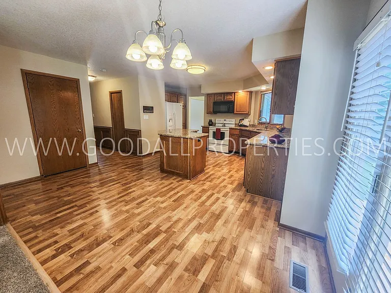 924 Prairie View Dr — Photo 13