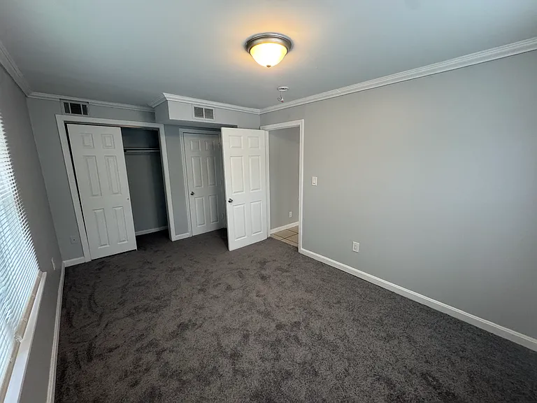 Bedroom (angle 2)