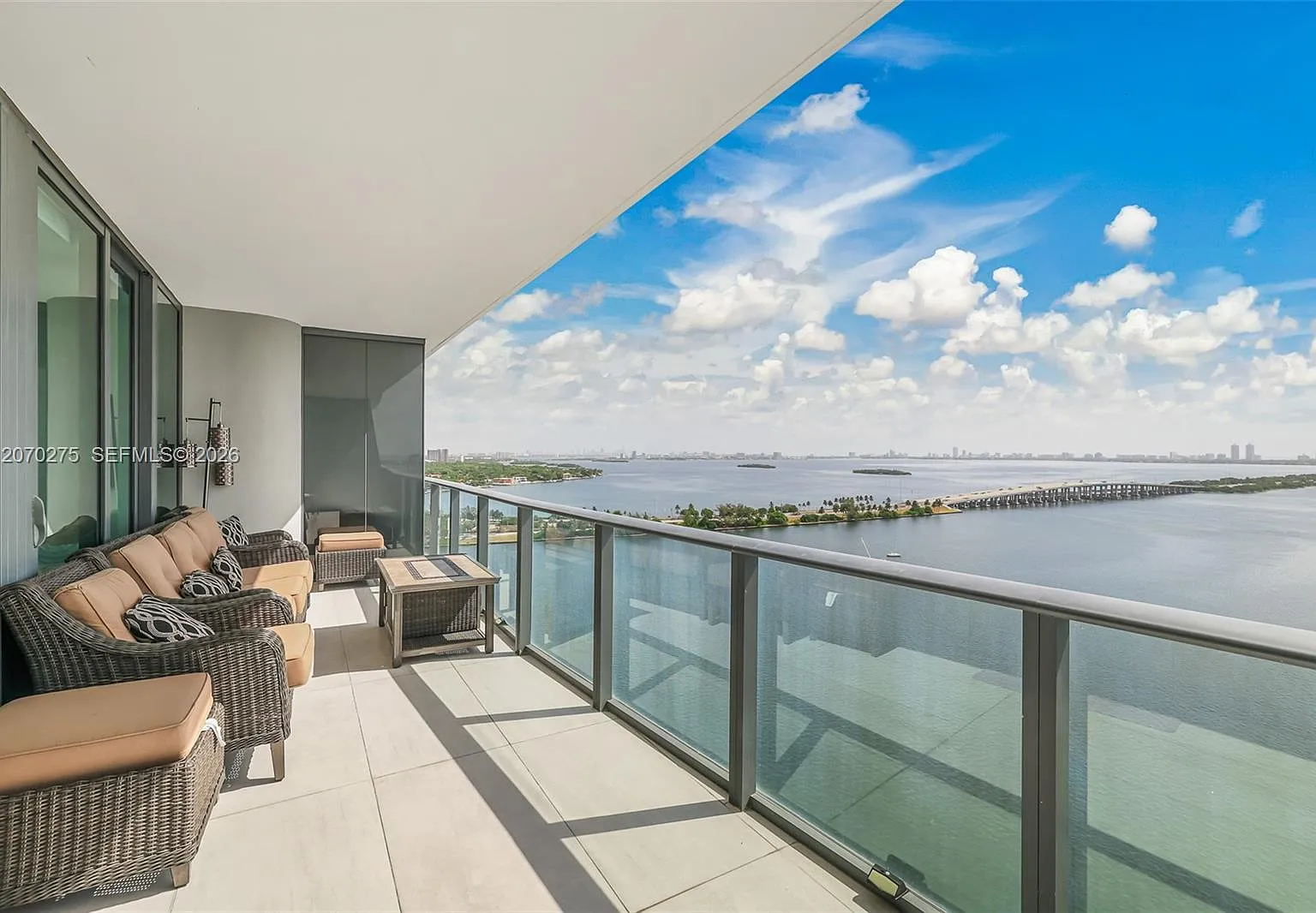 One Paraiso Condo — Photo 1