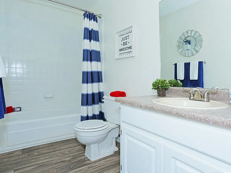 Sunset Pointe Apartments — Photo 19