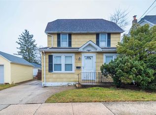 32 Center St, Williston Park, NY 11596