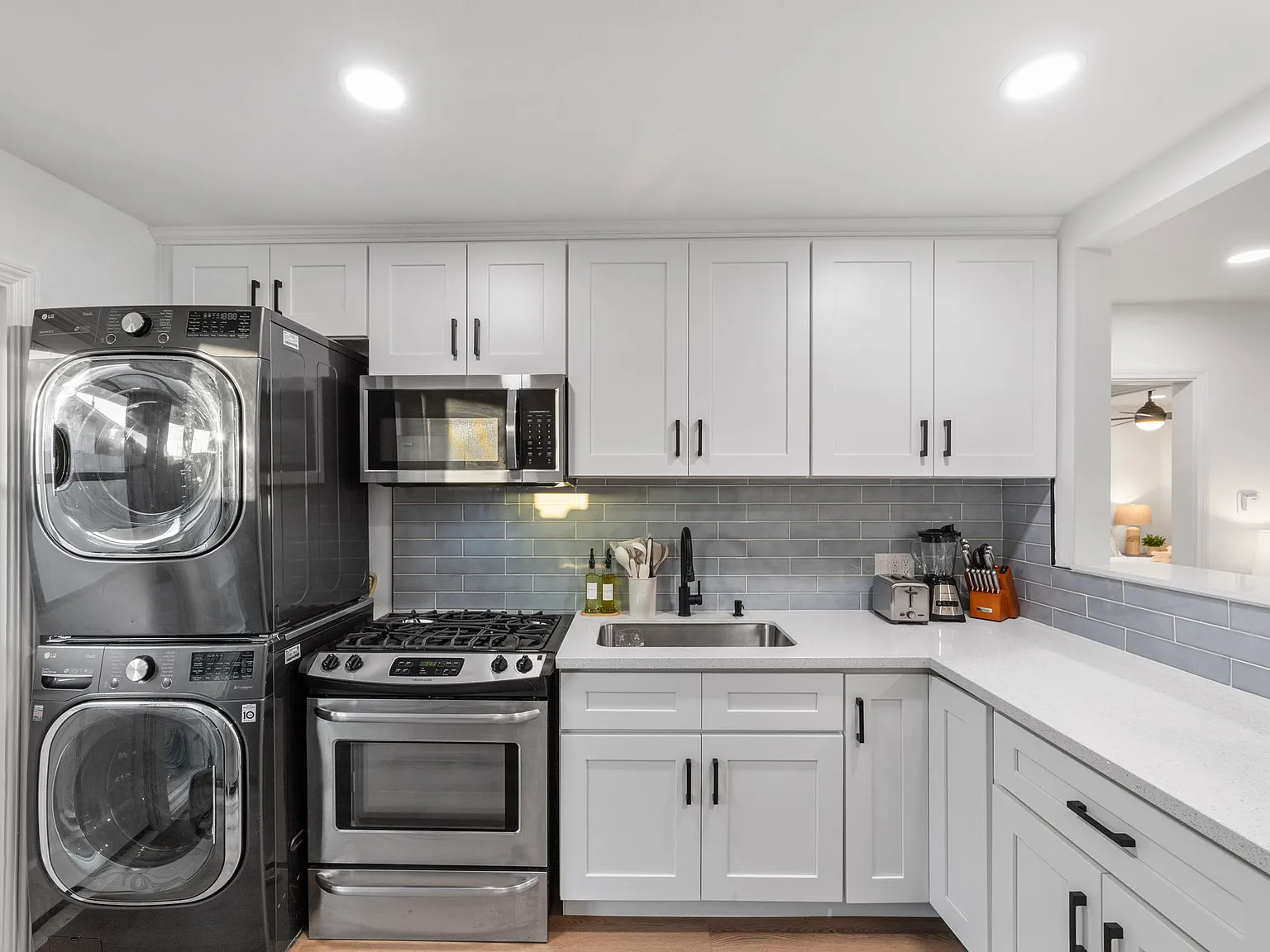 2 bed, 700 sqft, $4,800 — Photo 3