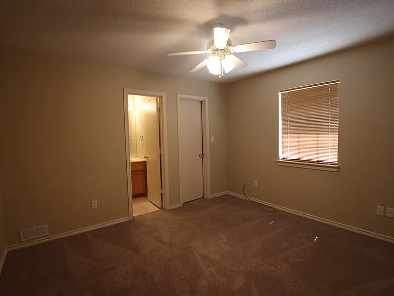 16052-16054 Echo Glen Dr — Photo 9