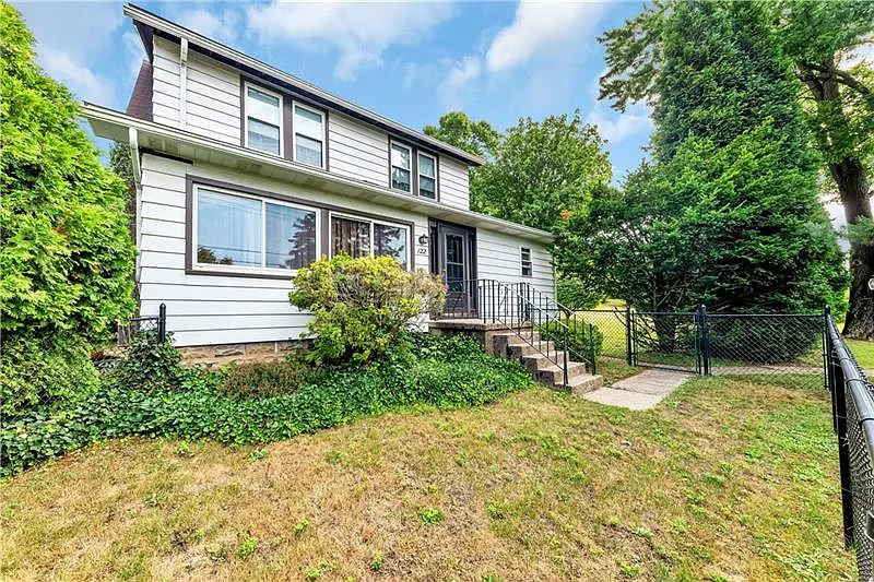 122 Burns St photo 1