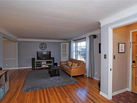 2nd image of 1520 Curry Dr