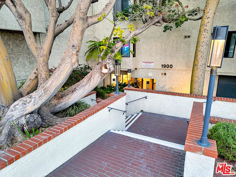 1900 Vine St #103 — Photo 38