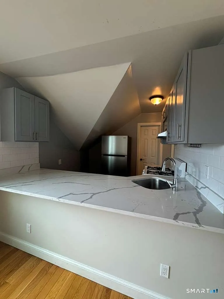 3 bed, 1.0 bath, 750 sqft, $1,600 — Photo 2