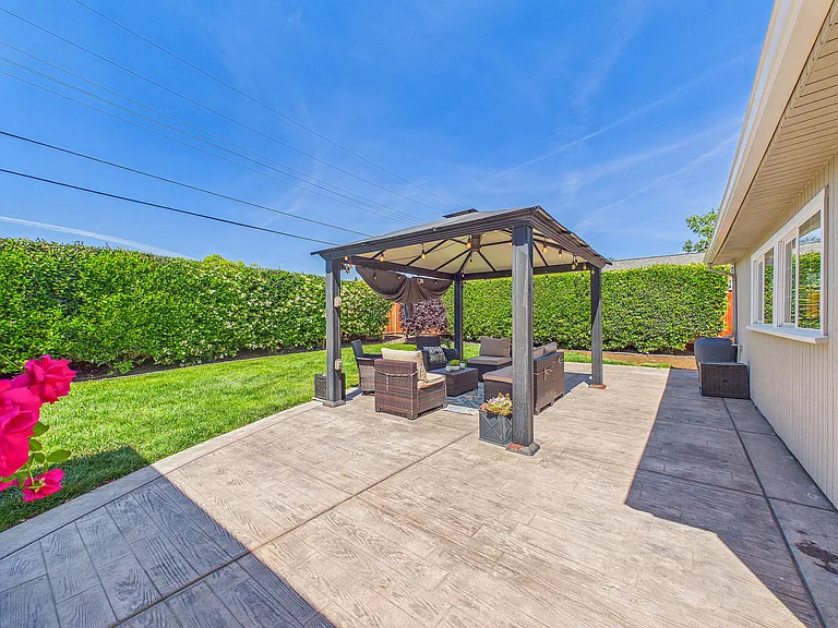 7425 Brighton Dr — Photo 8