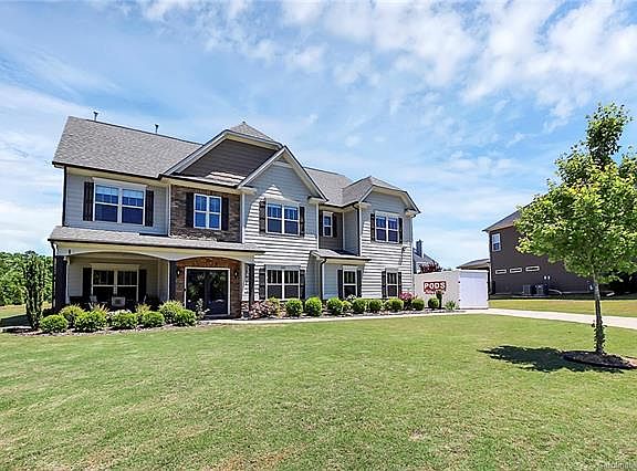 3rd image of 1401 Laurel Hill Dr