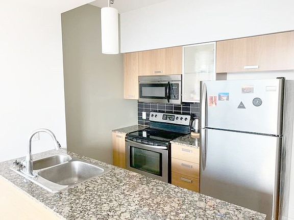 3rd image of 38 Grenville St #3502