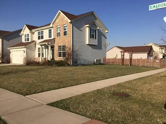905 Marion Dr — Photo 2