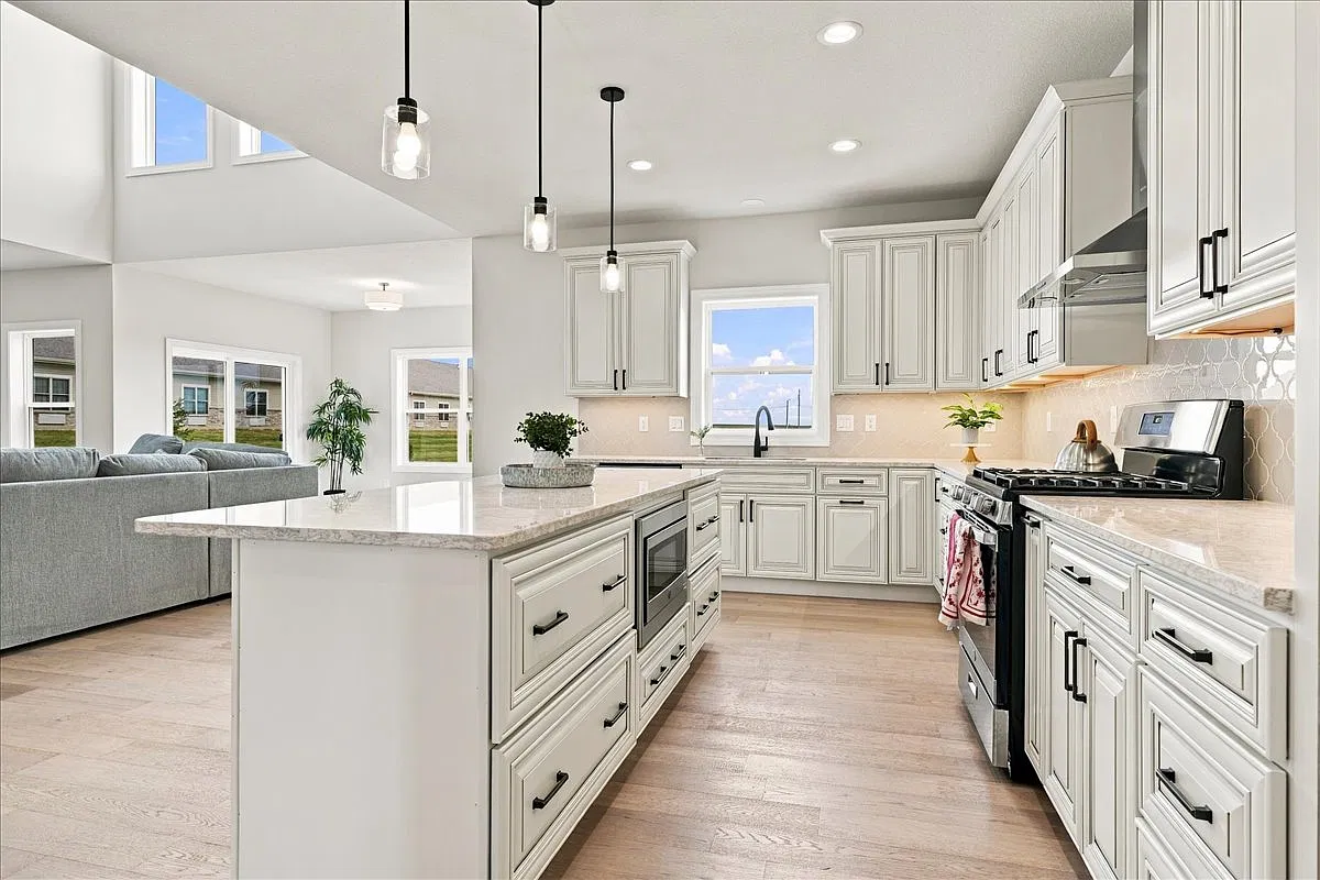 5 bed, 4300 sqft, $3,750 — Photo 2