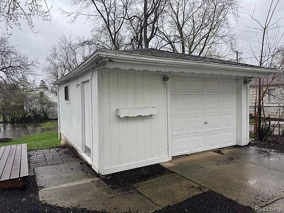 4th image of 285 W Maple Rd