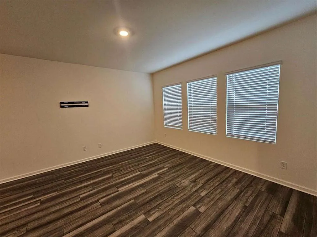3 bed, 2.5 bath, $1,800 — Photo 2