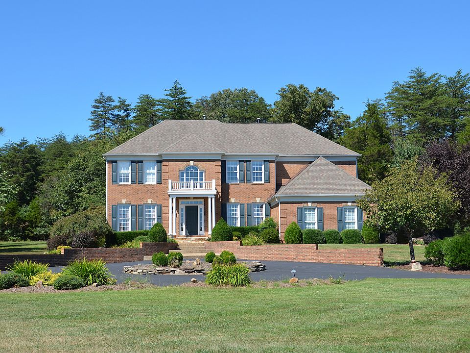 Luxury Home on 5 Acres!