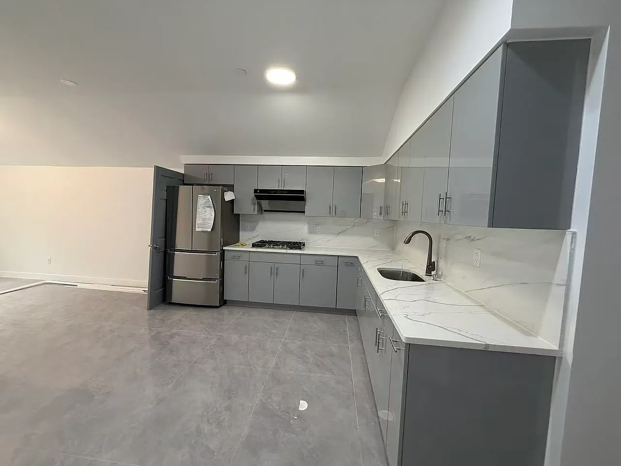 3 bed, 1000 sqft, $3,300 — Photo 1