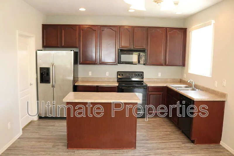 4 bed, 2.5 bath, 1902 sqft, $1,995 — Photo 4