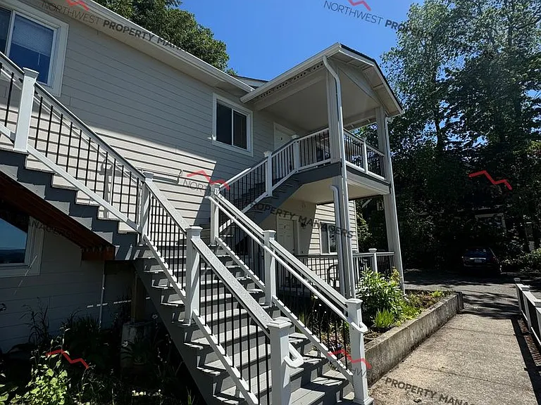 240 NE Washington Ave — Photo 2