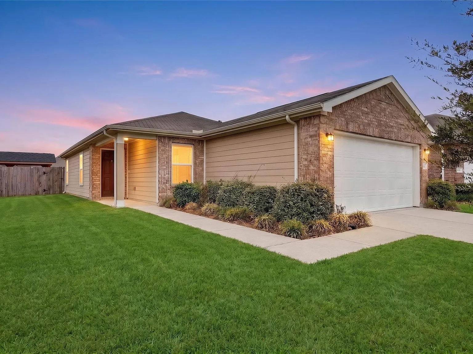 3 bed, 2.0 bath, 1369 sqft, $2,050 — Photo 3
