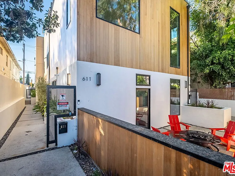 611 Broadway St — Photo 30