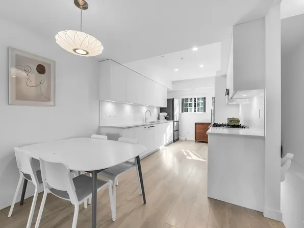 678 Fairview St #204, Coquitlam, BC V3J 4B2