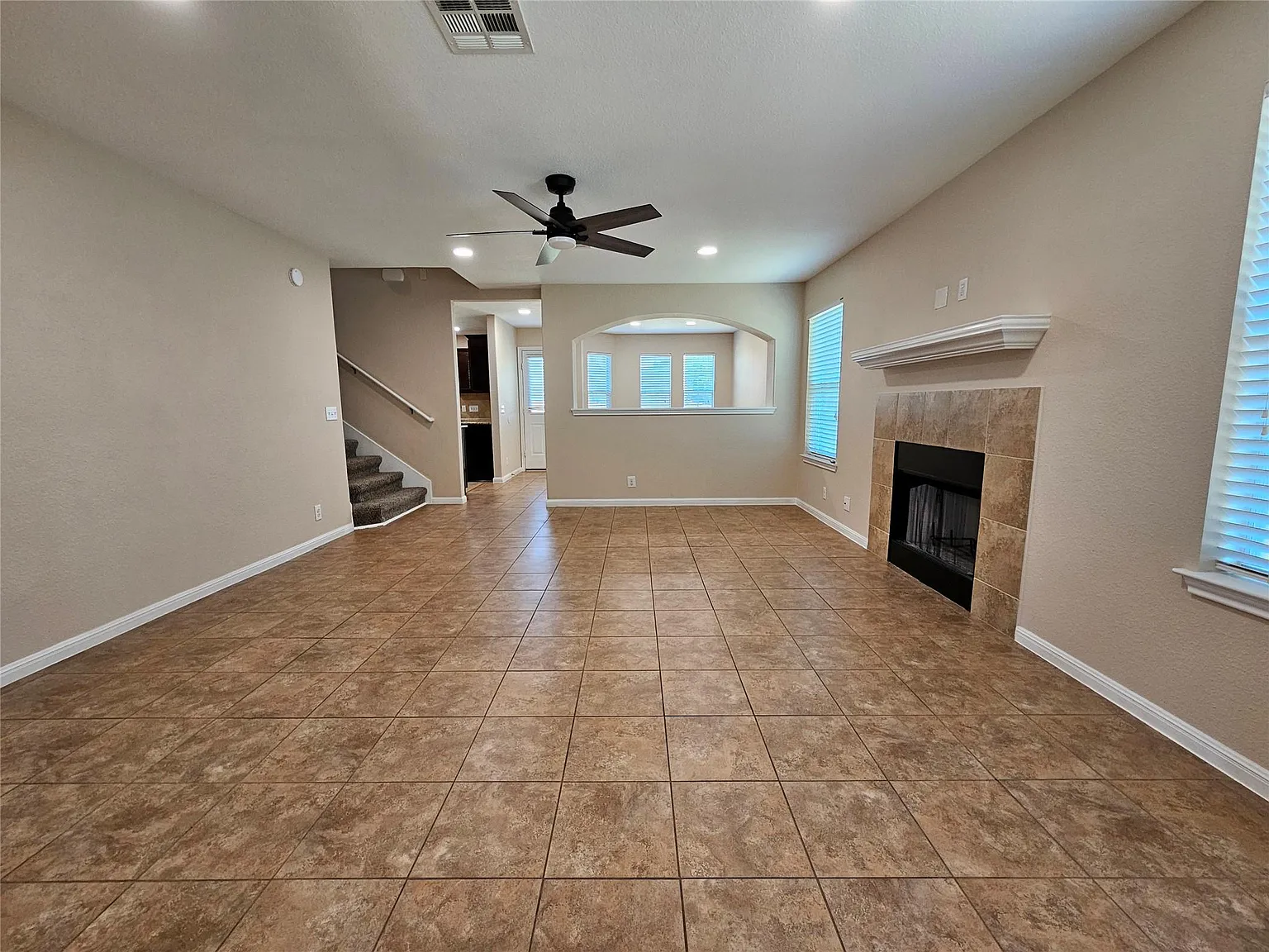 4 bed, 2.5 bath, 2074 sqft, $2,195 — Photo 3