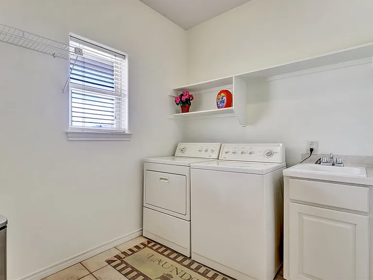 203 Dunkeld Dr — Photo 18