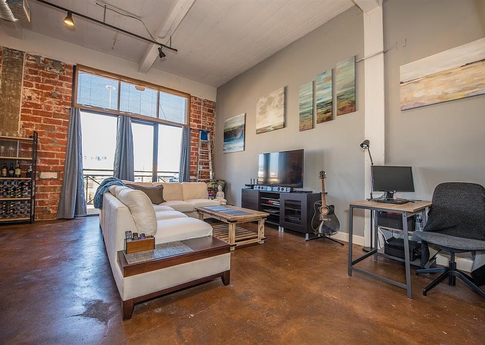 1st image of 915 N San Jacinto St Unit 2F