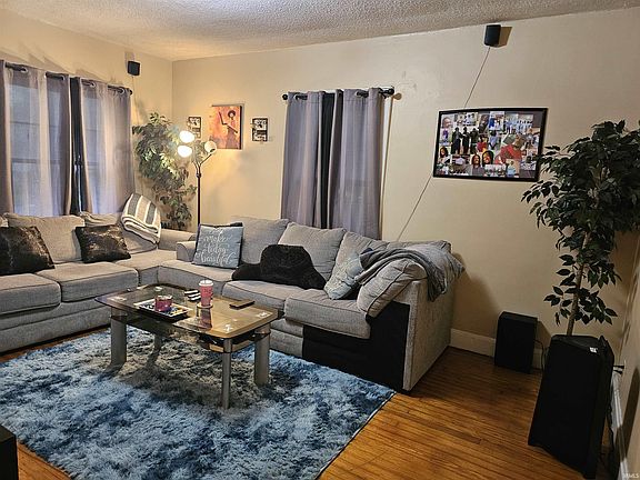5th image of 216 S Grand Ave