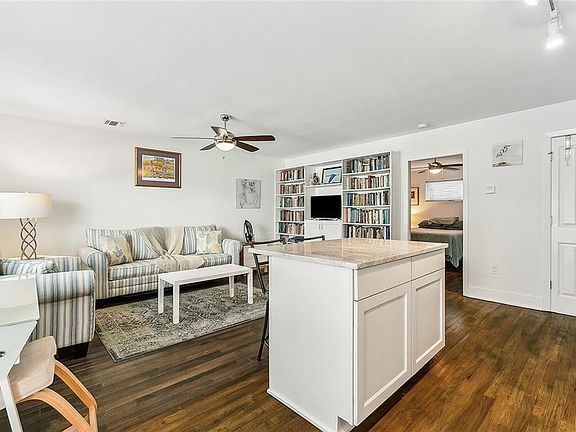 4th image of 2833 Saint Charles Ave APT 2