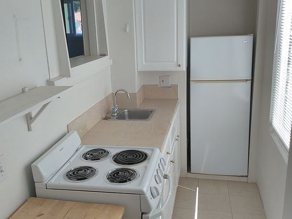 2nd image of 405 Kipling St APT 3