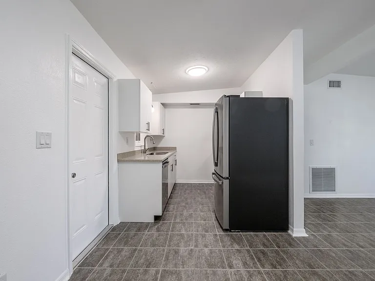 927 W Olympia Ave — Photo 18