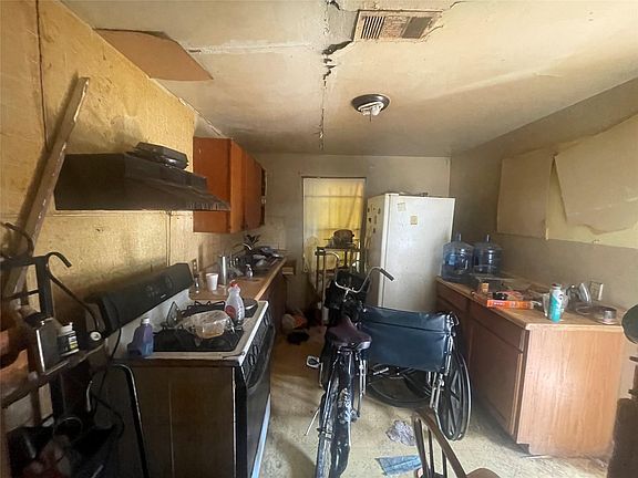 4th image of 4854 Clover St
