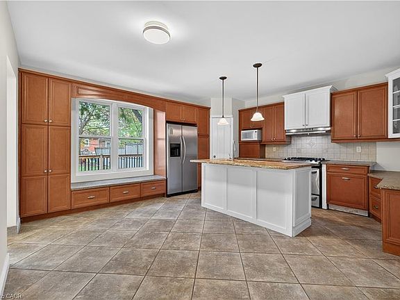 5th image of 48 Stirling Ave N