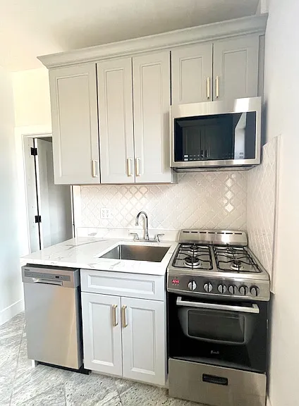 527 Leonard St #7 — Photo 2