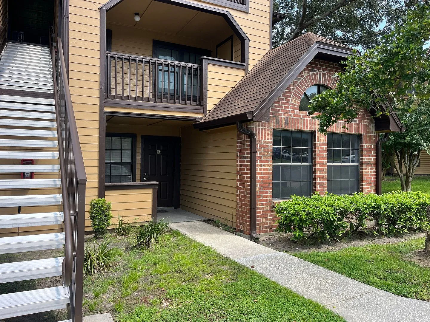 2 bed, 2.0 bath, 924 sqft, $1,350 — Photo 2