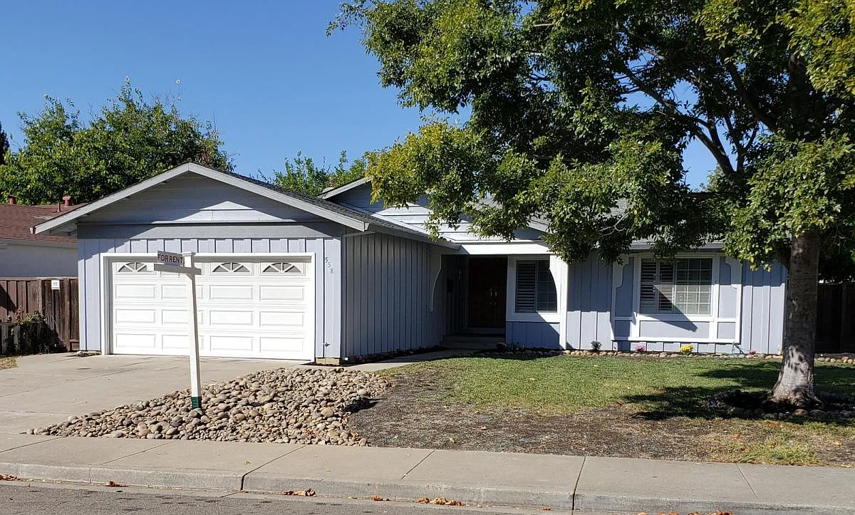 558 Huntington Way photo 1