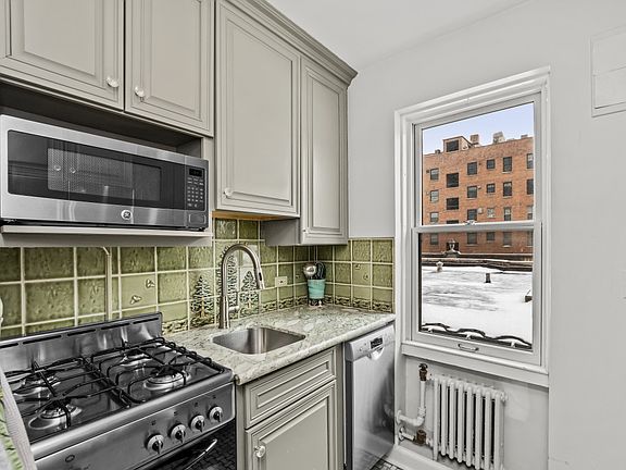 5th image of 1519 Hinman Ave APT 4C